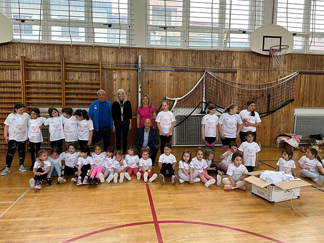 Oočki mališani s novom opremom                                                                                                                                                                                                                            